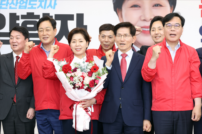국민의힘 양향자 경기도지사 후보, 송언석 원내대표, 김문수 상임총괄선대위원장, 안철수 의원 등이 14일 오후 경기도 수원 국민의힘 경기도당에서 열린 양향자 국민의힘 경기도지사 후보 선거사무소 개소식 행사에서 기념촬영을 하고 있다. ⓒ데일리안 홍금표 기자