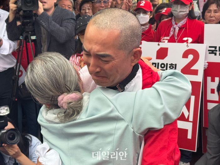 박민식 국민의힘 부산 북갑 보궐선거 후보가 21일 삭발을 한 뒤 어머니와 포옹하고 있다. ⓒ데일리안 오수진 기자