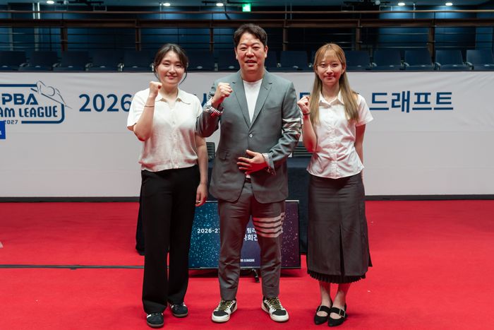 지난 시즌까지 SK렌터카서 한솥밥을 먹었던 강동궁(사진 가운데)과 강지은(사진 맨 왼쪽). ⓒ PBA