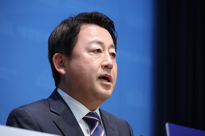 김용남 더불어민주당 경기 평택을 국회의원 재선거 후보가 6일 오후 서울 여의도 국회 소통관에서 열린 ‘새로운 평택시을 3대비전’ 공약 발표 기자회견에서 발언을 하고 있다. ⓒ뉴시스