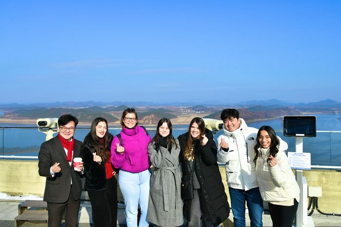 국민의 힘 김병수 김포시장 후보가 애기봉을 찾은 외국인들과 사진촬영을 하고 있다. ⓒ 김병수 캠프 제공