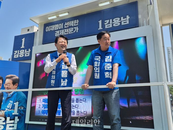 김용남 더불어민주당 후보와 김준혁 더불어민주당 국회의원이 유세 차량에 올라 유세를 준비하고 있다.ⓒ데일리안 허찬영 기자