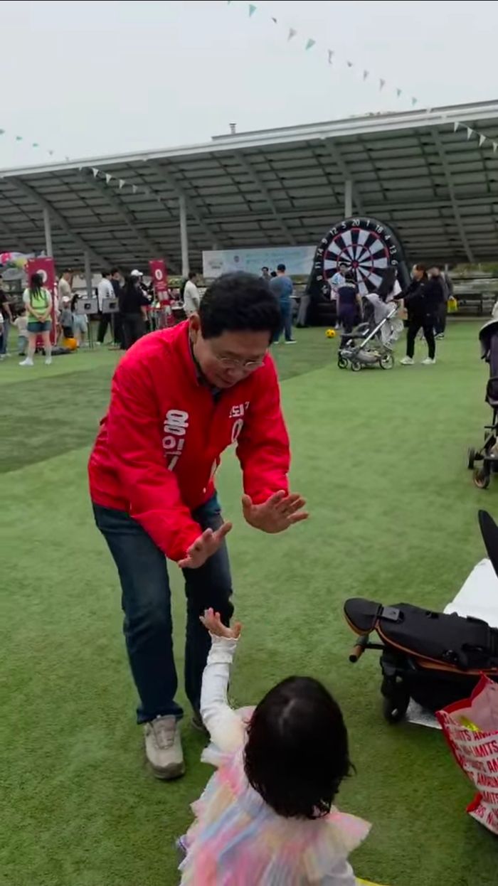 이상일 용인시장 후보가 지난 2일 용인시청 광장에서 열린 어린이날 축제에서 한 아이와 손뼉을 마주치고 있는 모습. ⓒ 이상일 SNS