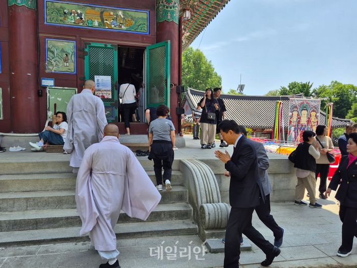 오세훈 국민의힘 서울시장 후보가 24일 서대문구 봉원동 봉원사를 찾았다. ⓒ데일리안 김주훈 기자
