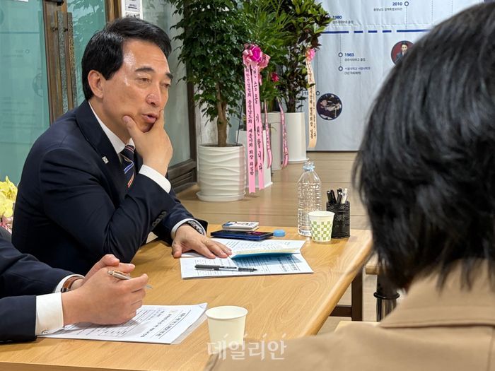 박수현 더불어민주당 충남도지사 후보가 14일 천안시에 위치한 캠프 사무소에서 한국공인중개사협회 충남도회 간담회를 하고 있다. ⓒ데일리안 김주혜 기자