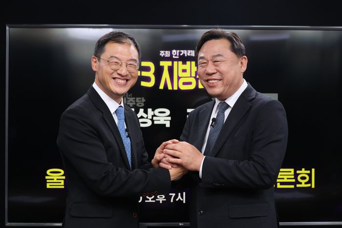 김상욱(왼쪽) 더불어민주당 울산시장 후보와 김종훈 진보당 후보가 20일 오후 서울 마포구 한겨레신문사 스튜디오에서 단일화 토론회 시작에 앞서 기념촬영을 하고 있다. ⓒ뉴시스