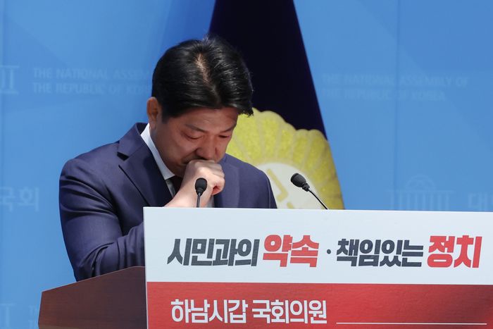 이용 국민의힘 전 의원이 6일 서울 여의도 국회 소통관에서 하남갑 국회의원 출마선언 기자회견을 하던 중 울먹이고 있다. ⓒ뉴시스