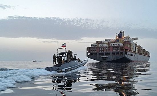 이란 이슬람혁명수비대 고속정이 호르무즈 해협 통과 선박 나포를 시도하고 있다. ⓒ AFP/연합뉴스
