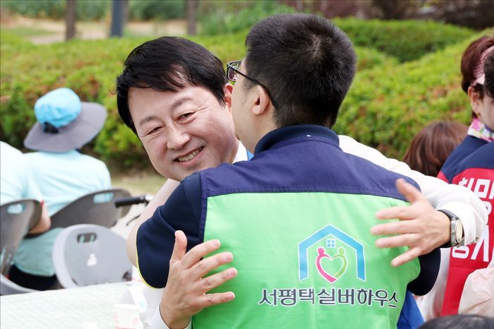 김용남 더불어민주당 경기 평택을 국회의원 후보가 19일 경기도 평택 농업생태원에서 열린 자장면 나눔 행사에서 시민들과 인사를 나누고 있다. ⓒ데일리안 홍금표 기자
