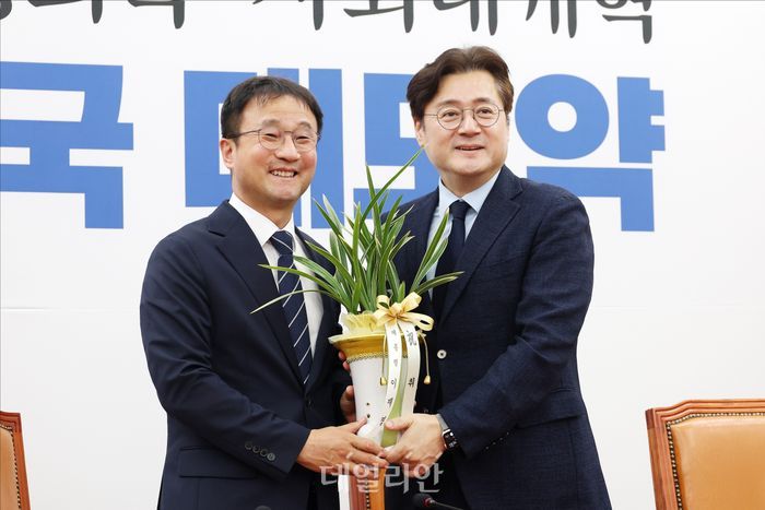 한병도 더불어민주당 원내대표가 7일 오후 서울 여의도 국회에서 홍익표 청와대 정무수석으로부터 이재명 대통령이 보낸 축하 난을 전달 받고 있다. ⓒ데일리안 홍금표 기자