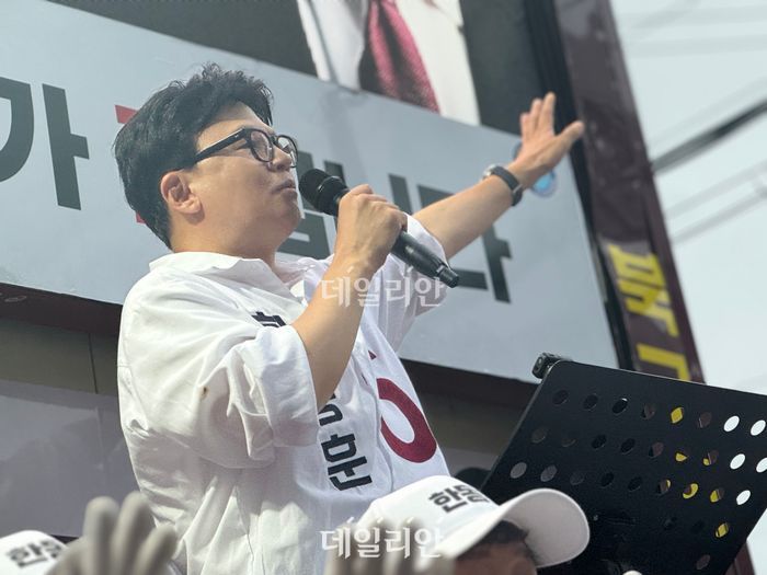 한동훈 부산 북갑 국회의원 보궐선거 무소속 후보가 21일 부산 구포시장 인근 쌈지공원에서 열린 출정식에서 발언하고 있다. ⓒ데일리안 오수진 기자
