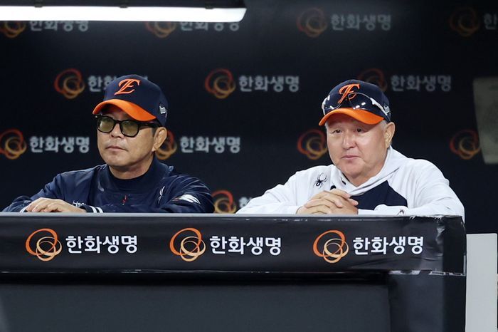양상문 잔류군 투수코치(왼쪽). ⓒ 뉴시스