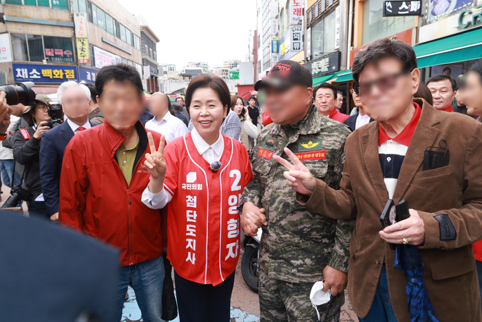 양향자 국민의힘 경기도지사 후보가 21일 경기도 수원시 팔달구 남문시장 입구에서 열린 첨단도지사 출정식에서 시민들과 기념촬영하고 있다. ⓒ데일리안 방규현 기자