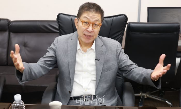 박형준 국민의힘 부산시장 예비후보가 지난 15일 부산 동구 고관로 부산보훈복지화관에서 진행된 12개 보훈단체 회장단 간담회에 참석해 대화를 나누고 있다. ⓒ데일리안 방규현 기자
