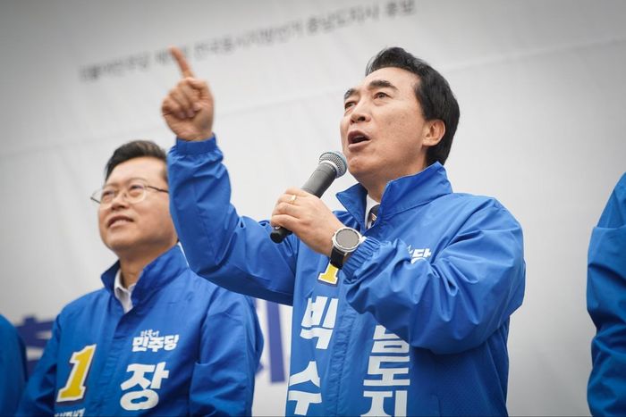 박수현 더불어민주당 충남도지사 후보가 13일 천안 충무병원 오거리 일원에서 열린 필승 출정식에서 발언 중이다. ⓒ박수현 후보 캠프