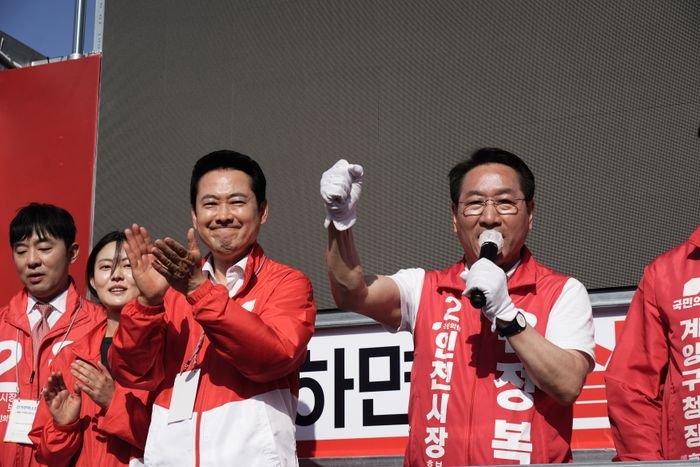 장동혁 국민의힘 상임선거대책위원장과 유정복 국민의힘 인천시장 후보 등 6·3 지방선거 후보들이 24일 오후 인천 계양구 작전역 앞에서 유세하고 있다. ⓒ유정복 캠프