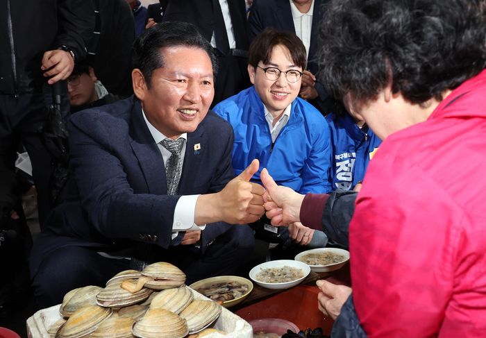 정청래 더불어민주당 대표가 지난 3일 부산 북구 구포시장에서 하정우 국회의원 보궐선거 후보와 상인들에게 인사하며 지지를 호소하고 있다. ⓒ뉴시스
