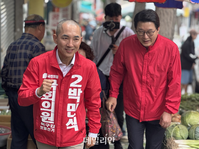 부산 북구갑 국회의원 보궐선거에 출마한 박민식 국민의힘 후보가 22일 부산 북구 만덕시장에서 신동욱 국민의힘 최고위원과 함께 유세 현장을 돌고 있다. ⓒ데일리안 오수진 기자