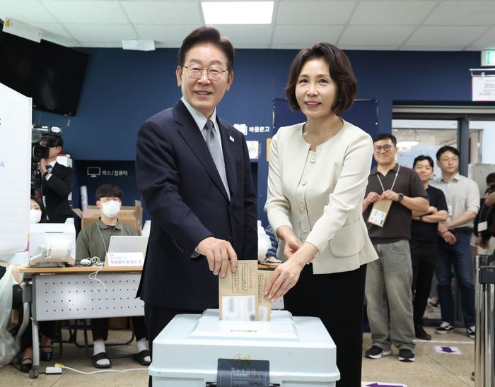 이재명 대통령과 김혜경 여사가 제9회 전국동시지방선거 사전투표 첫날인 29일 서울 종로구 삼청동 주민센터에 마련된 사전투표소에서 투표용지를 투표함에 넣고 있다. ⓒ연합뉴스