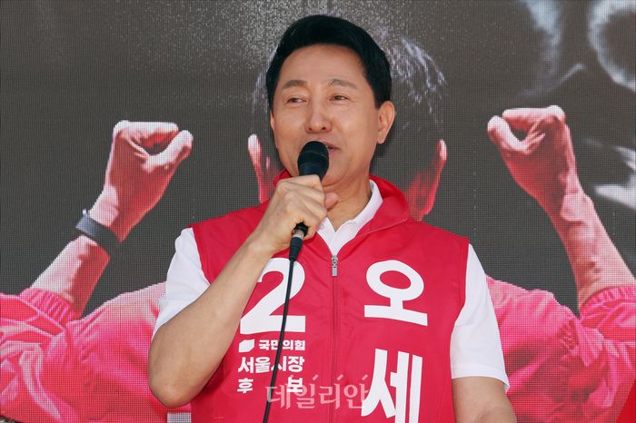 오세훈 국민의힘 서울시장 후보가 지난 22일 오전 서울 광진구 건대입구역 앞에서 열린 선거유세에서 지지를 호소하고 있다. ⓒ데일리안 홍금표 기자