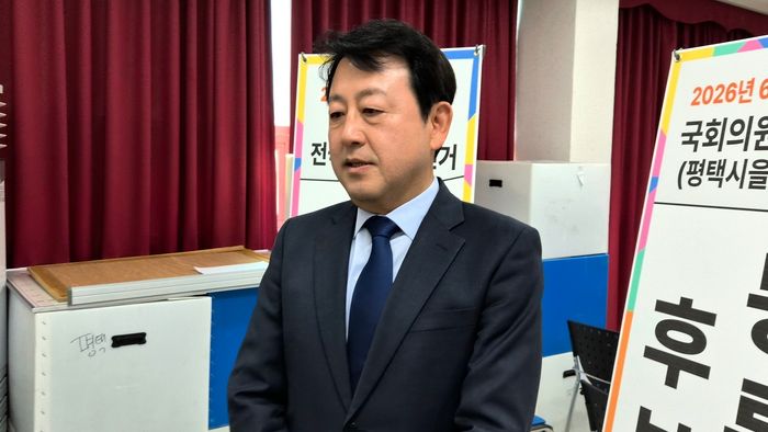 평택을 국회의원 재선거에 출마한 김용남 더불어민주당 후보가 14일 후보 등록을 마친 뒤 기자와 만나 인터뷰를 진행하고 있다. ⓒ데일리안 허찬영 기자