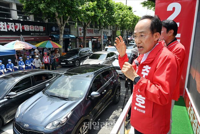 추경호 국민의힘 대구시장 후보가 25일 대구 동구 불로전통시장에서 열린 선거 유세에서 지지를 호소하고 있다. ⓒ데일리안 홍금표 기자