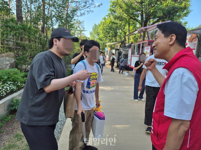 오세훈 국민의힘 서울시장 후보가 23일 성동구 성수동 서울숲에서 시민들과 인사를 나누고 있다. ⓒ데일리안 김주훈 기자