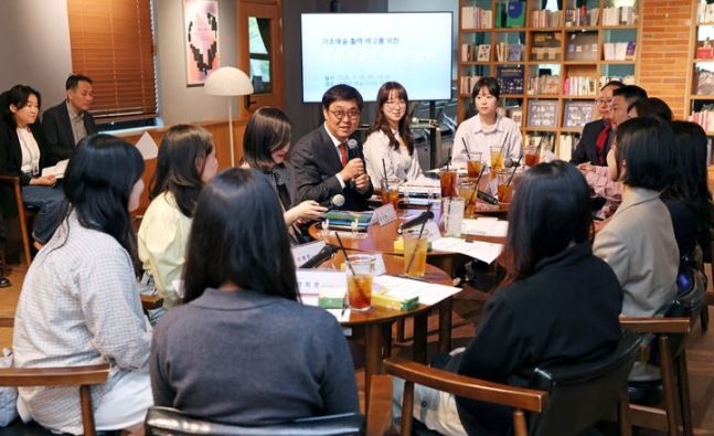 지난 4월 진행된 최휘영 문화체육관광부 장관과 청년 예술인의 청년 일자리 사업 관련 간담회 ⓒ문화체육관광부