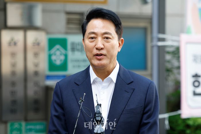 제9회 전국동시지방선거 사전투표 첫날인 29일 서울 용산구 한남주민센터에 마련된 사전투표소에서 오세훈 서울시장 후보가 투표를 마치고 백브리핑하고 있다. ⓒ데일리안 방규현 기자