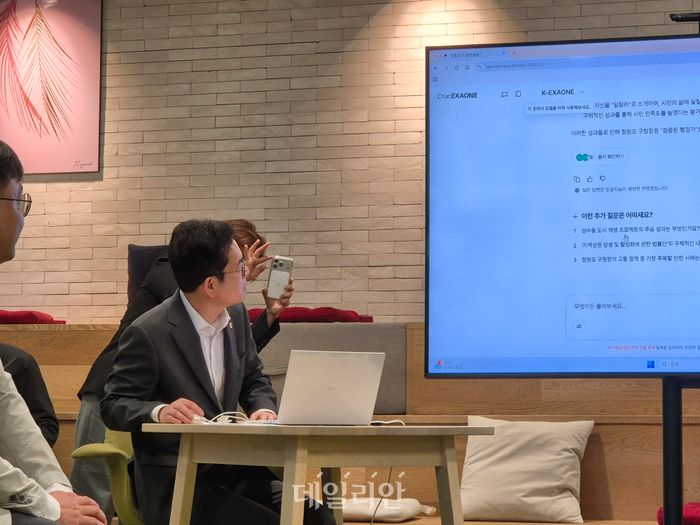 정원오 더불어민주당 서울시장 후보가 11일 서울 강서구 마곡동 LG사이언스파크를 방문해 LG AI연구원이 개발한 챗 엑사원(EXAONE)을 체험하고 있다. ⓒ데일리안 김주훈 기자