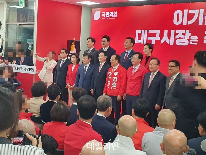 추경호 국민의힘 대구시장 후보가 3일 오후 대구 수성구 범어네거리에 위치한 선거 캠프에서 열린 개소식에서 장동혁 대표, 송언석 원내대표를 비롯한 지도부 인사와 기념 촬영을 하고 있다. ⓒ데일리안 김민석 기자