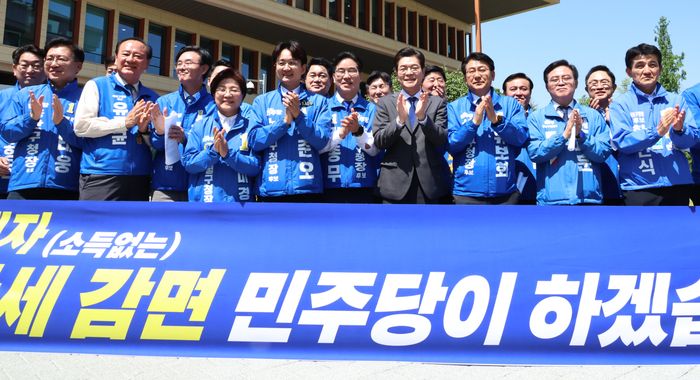정원오 더불어민주당 서울시장 예비후보와 서울지역 구청장 후보들이 13일 오전 서울 여의도 국회 소통관 앞에서 공약발표 기자회견을 마친 뒤 기념촬영을 하고 있다. ⓒ뉴시스