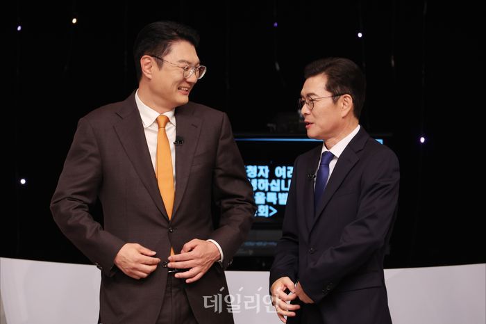 김정철 개혁신당 서울시장 후보와 정원오 더불어민주당 서울시장 후보가 28일 오후 서울 마포구 SBS프리즘타워에서 열린 2026 서울특별시장선거 후보자 토론회 시작 전 대화를 하고 있다. ⓒ데일리안 홍금표 기자