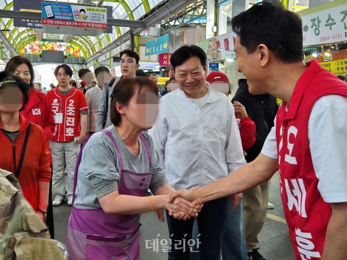 오세훈 국민의힘 서울시장 후보가 23일 양천구 신월1동 신영시장에서 상인과 악수하고 있다. ⓒ데일리안 김주훈 기자