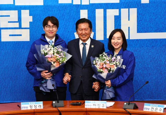 정청래 더불어민주당 대표가 지난 29일 서울 여의도 국회에서 열린 인재영입식에서 하정우 전 청와대 AI 미래기획수석비서관, 전은수 전 청와대 대변인과 기념촬영하고 있다.ⓒ뉴시스