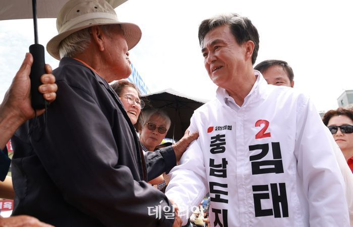 김태흠 국민의힘 충남도지사 후보가 26일 충청남도 홍성군 홍성읍 홍성천길에서 시민들에게 지지를 호소하고 있다. ⓒ데일리안 방규현 기자