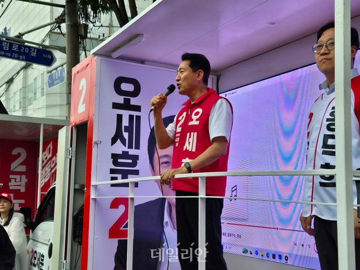 오세훈 국민의힘 서울시장 후보가 21일 서울 구로구 구로시장 인근에서 유세차에 올라 연설하고 있다. ⓒ데일리안 김주훈 기자
