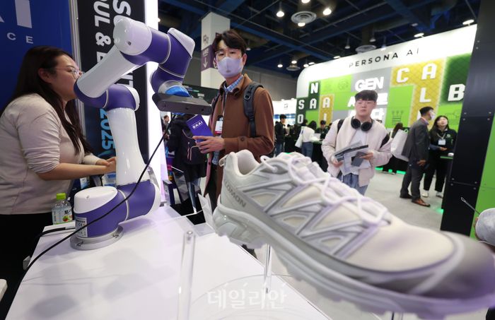 서울 강남구 코엑스에서 열린 AI 서밋 서울 & 엑스포에서 로봇 암 3D 스캐닝을 통한 생성형 AI 기반 3D 콘텐츠 제작 기술이 시연되고 있다.ⓒ뉴시스