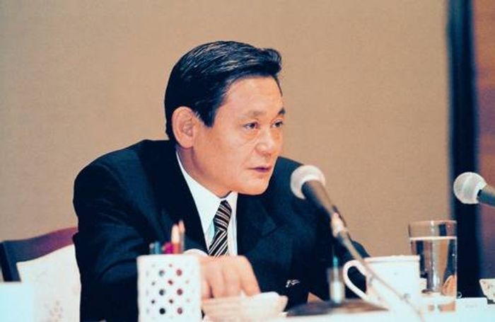 고 이건희 삼성그룹 회장이 1993년 6월 독일 프랑크푸르트에서 신경영 선언을 하고 있다. ⓒ연합뉴스