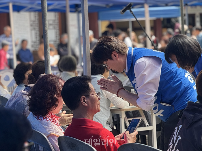 하정우 후보가 24일 오전 부산 사상구에 위치한 운수사를 찾아 시민들과 인사를 나누고 있다. ⓒ데일리안 오수진 기자