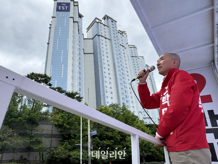 부산 북구갑 국회의원 보궐선거에 출마한 박민식 국민의힘 후보가 22일 부산 북구에서 유세차에 올라 지지를 호소하고 있다. ⓒ데일리안 오수진 기자