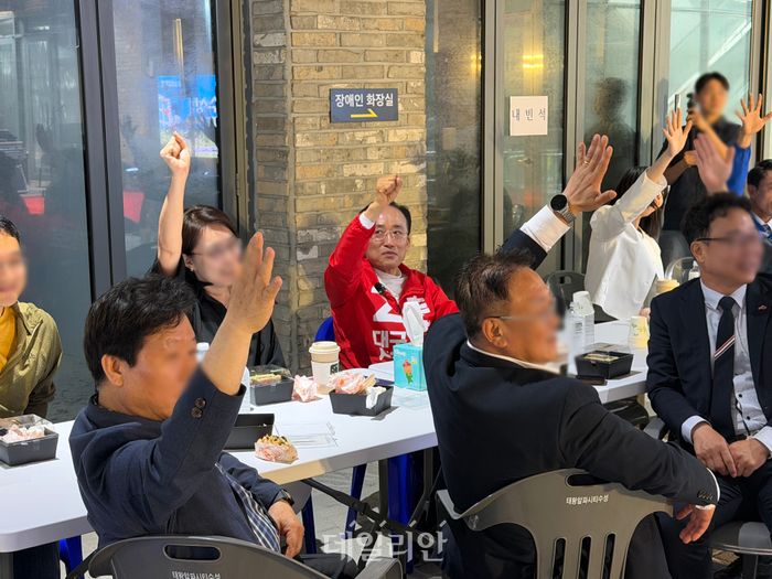 추경호 국민의힘 대구시장 후보가 21일  ICT 입주 기업 대표들과 도시락을 함께하고 있다. ⓒ 데일리안 김수현 기자