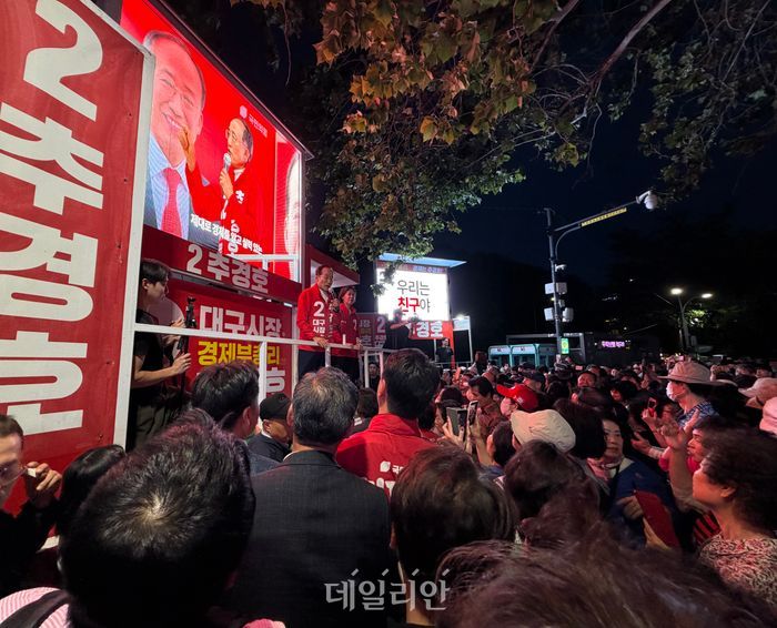 추경후 국민의힘 대구시장 후보가 31일 오후 대구 수성구 수성못에서 유세를 하고 있다. ⓒ 데일리안 김수현 기자