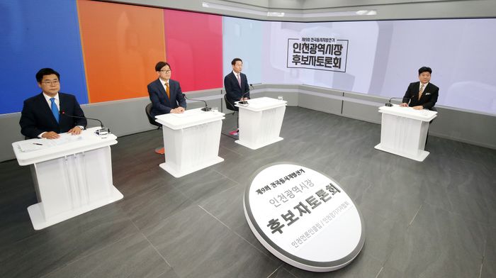 지난 27일 SK브로드밴드 인천방송 스튜디오에서 열린 인천시장 후보자 토론회에서 후보들이 토론을 하고 있다. (왼쪽부터 박찬대, 이기붕, 유정복 후보)ⓒ 유정복 캠프 제공