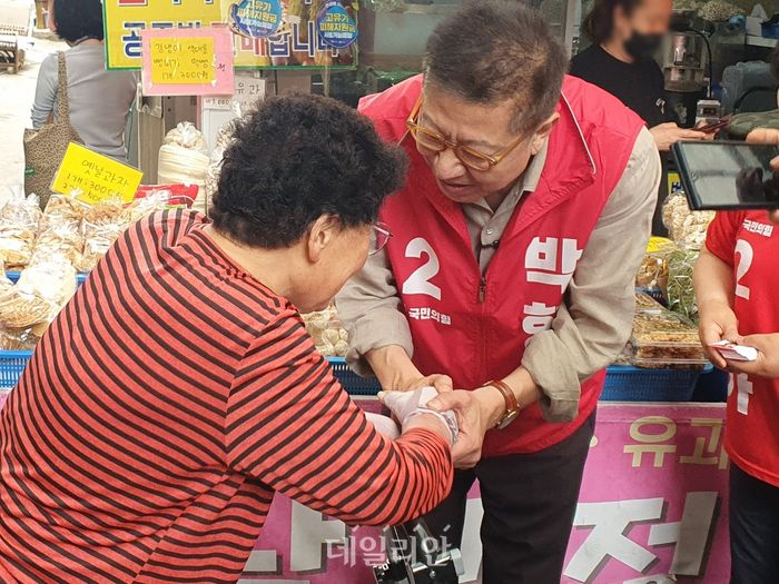 박형준 국민의힘 부산시장 후보가 26일 부산 사상구에 위치한 덕포시장에서 시민들을 만나 인사를 나누고 있다. ⓒ데일리안 김민석 기자