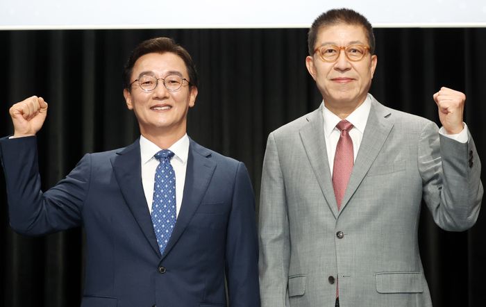 6·3 전국동시지방선거 부산시장 후보자 토론회가 열린 지난 12일 부산 동구 부산MBC에서 전재수 더불어민주당 후보(왼쪽)와 박형준 국민의힘 후보가 본격적인 토론에 앞서 파이팅을 외치고 있다. ⓒ뉴시스