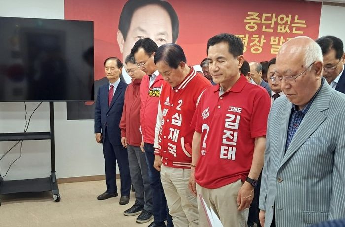 김진태 강원특별자치도지사 후보와 심재국 평창군수 후보, 유상범·박정하 의원, 심재국 캠프 관계자들이 15일 심재국 후보 선거사무소 개소식에 참석하고 있다. ⓒ데일리안 김은지 기자