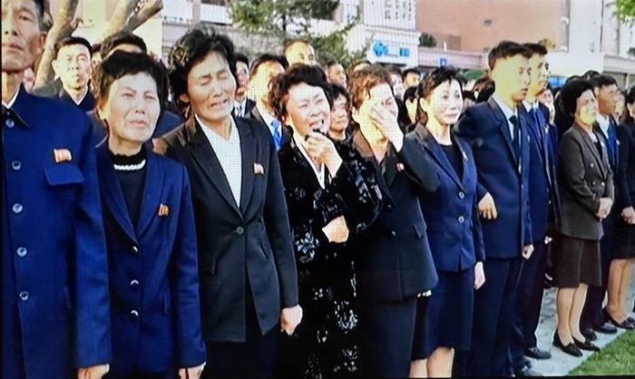 기념관 묘소 앞에서 눈물을 삼키는 유가족들. 조선중앙TV 캡쳐