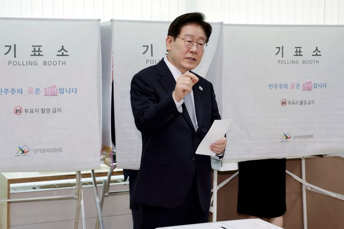 이재명 대통령이 6·3 지방선거·재보궐선거 사전투표 첫날인 29일 서울 종로구 삼청동 주민센터에서 사전투표 중 기표 관련 문의를 하고 있다. ⓒ연합뉴스
