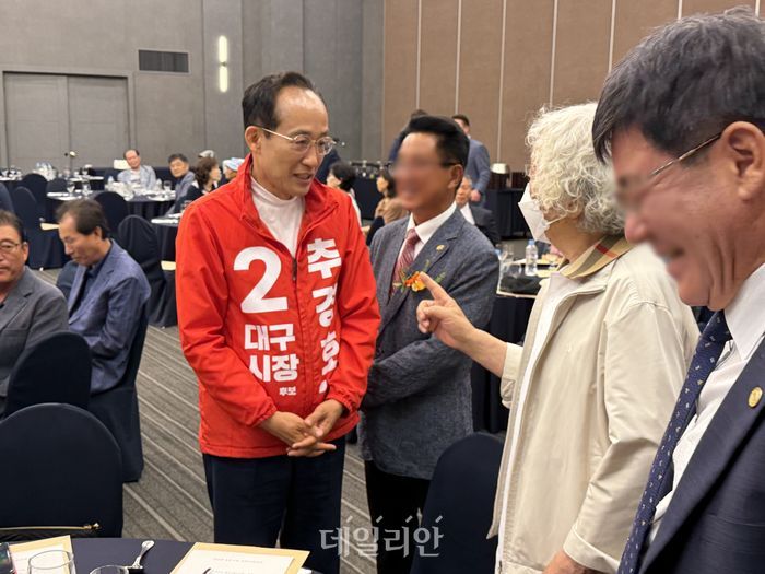 추경호 국민의힘 대구시장 후보가 31일 오전 대구 수성구 그랜드호텔 다이너스티홀에서 열린 선산(일선) 김씨 종친회 정기총회에 참석해 시민들의 이야기를 듣고 있다. ⓒ 데일리안 김수현 기자